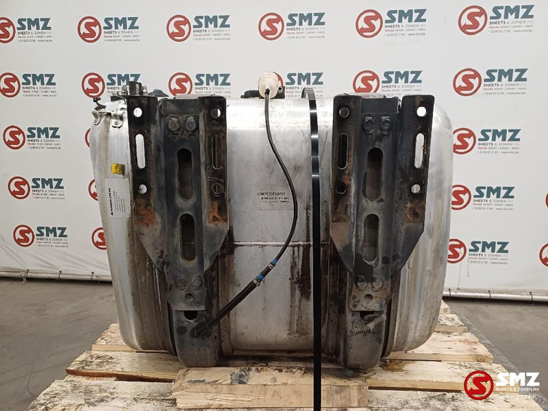 Mercedes-Benz Occ brandstoftank 300L + AdBluetank 25L Mercedes - Fuel tank for Truck: picture 2 Mercedes-Benz Occ brandstoftank 300L + AdBluetank 25L Mercedes - Fuel tank for Truck: picture 2