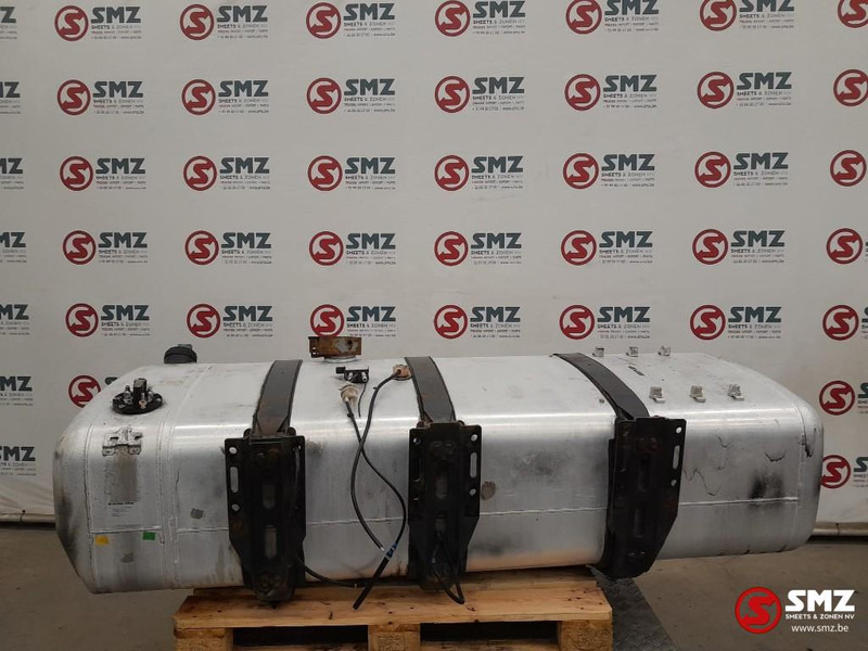 Mercedes-Benz Occ brandstoftank 660L + AdBluetank 75L met steune - Fuel tank for Truck: picture 2 Mercedes-Benz Occ brandstoftank 660L + AdBluetank 75L met steune - Fuel tank for Truck: picture 2