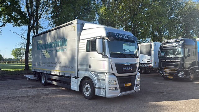 MAN TGX 18.420 - Curtainsider truck: picture 1 MAN TGX 18.420 - Curtainsider truck: picture 1