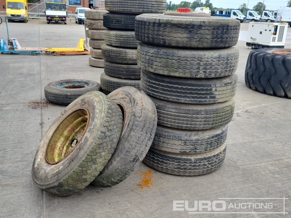 11R22.5 Tyre & Rim (8 of) - Tire: picture 3 11R22.5 Tyre & Rim (8 of) - Tire: picture 3