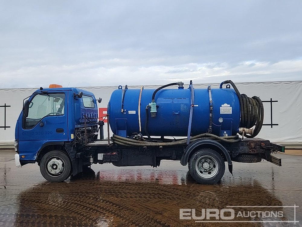 2007 Isuzu NQR - Tank truck: picture 2 2007 Isuzu NQR - Tank truck: picture 2