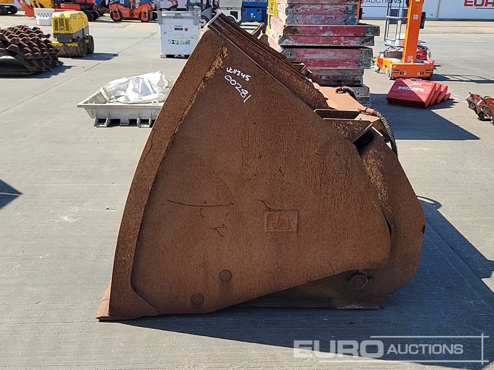 2010 CAT 108" Hydraulic Hi Tip Bucket to suit Wheeled Loader - Bucket: picture 2 2010 CAT 108" Hydraulic Hi Tip Bucket to suit Wheeled Loader - Bucket: picture 2