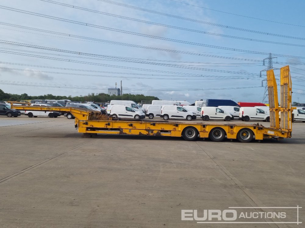 2012 Cheiftain Tri Axl Step Frame Low Loader Trailer, Hydraulic Ramps, Out Riggers - Low loader semi-trailer: picture 2 2012 Cheiftain Tri Axl Step Frame Low Loader Trailer, Hydraulic Ramps, Out Riggers - Low loader semi-trailer: picture 2