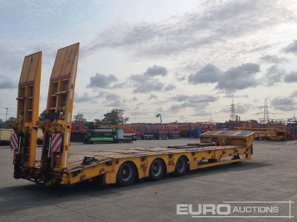 2012 Cheiftain Tri Axl Step Frame Low Loader Trailer, Hydraulic Ramps, Out Riggers - Low loader semi-trailer: picture 5 2012 Cheiftain Tri Axl Step Frame Low Loader Trailer, Hydraulic Ramps, Out Riggers - Low loader semi-trailer: picture 5