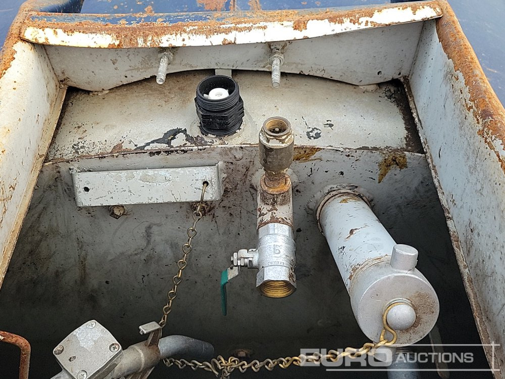 Storage tank 2016 Bowser Supply 2000 Litre Single Axle Bunded Fuel Bowser, Manual Pump: picture 16 Storage tank 2016 Bowser Supply 2000 Litre Single Axle Bunded Fuel Bowser, Manual Pump: picture 16