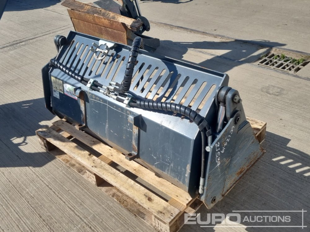 2018 Avant 56" Hydraulic 4 in 1 Bucket to suit Compact Wheeled Loader - Bucket: picture 5 2018 Avant 56" Hydraulic 4 in 1 Bucket to suit Compact Wheeled Loader - Bucket: picture 5