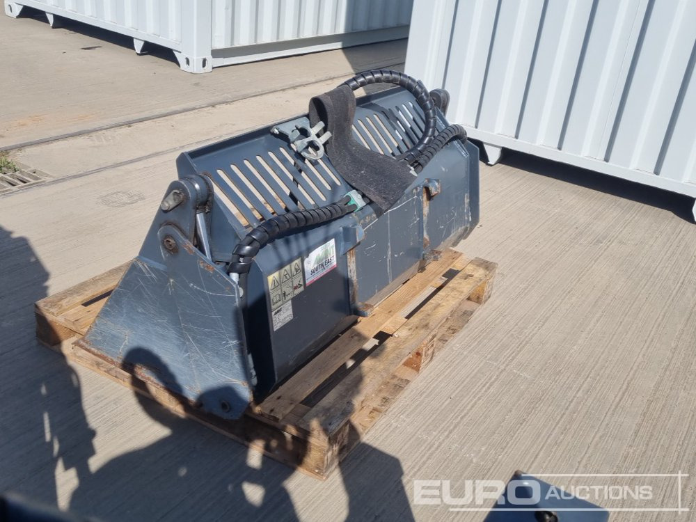 2018 Avant 56" Hydraulic 4 in 1 Bucket to suit Compact Wheeled Loader - Bucket: picture 3 2018 Avant 56" Hydraulic 4 in 1 Bucket to suit Compact Wheeled Loader - Bucket: picture 3