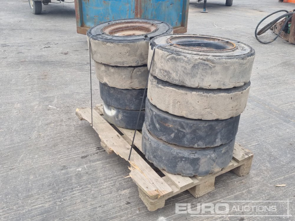 7.00-12 Tyre & Rim (8 of) - Tire: picture 5 7.00-12 Tyre & Rim (8 of) - Tire: picture 5
