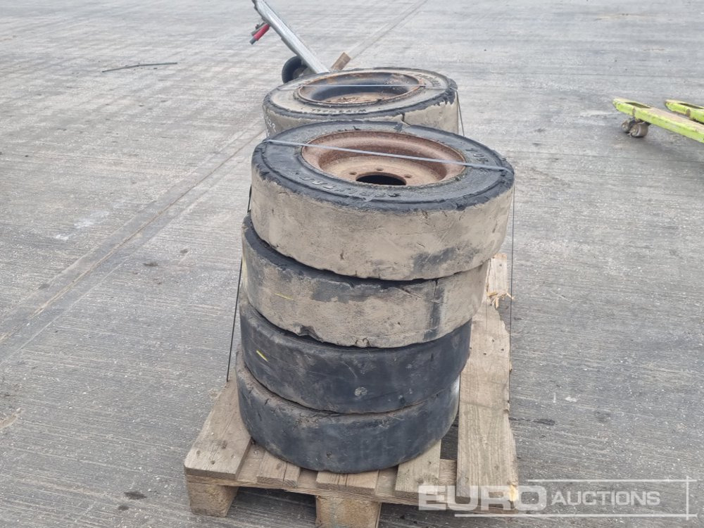 7.00-12 Tyre & Rim (8 of) - Tire: picture 2 7.00-12 Tyre & Rim (8 of) - Tire: picture 2