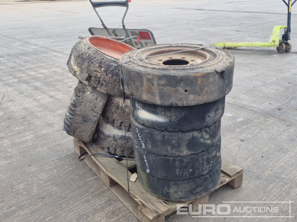 7.00-12 Tyre & Rim (8 of) - Tire: picture 5 7.00-12 Tyre & Rim (8 of) - Tire: picture 5