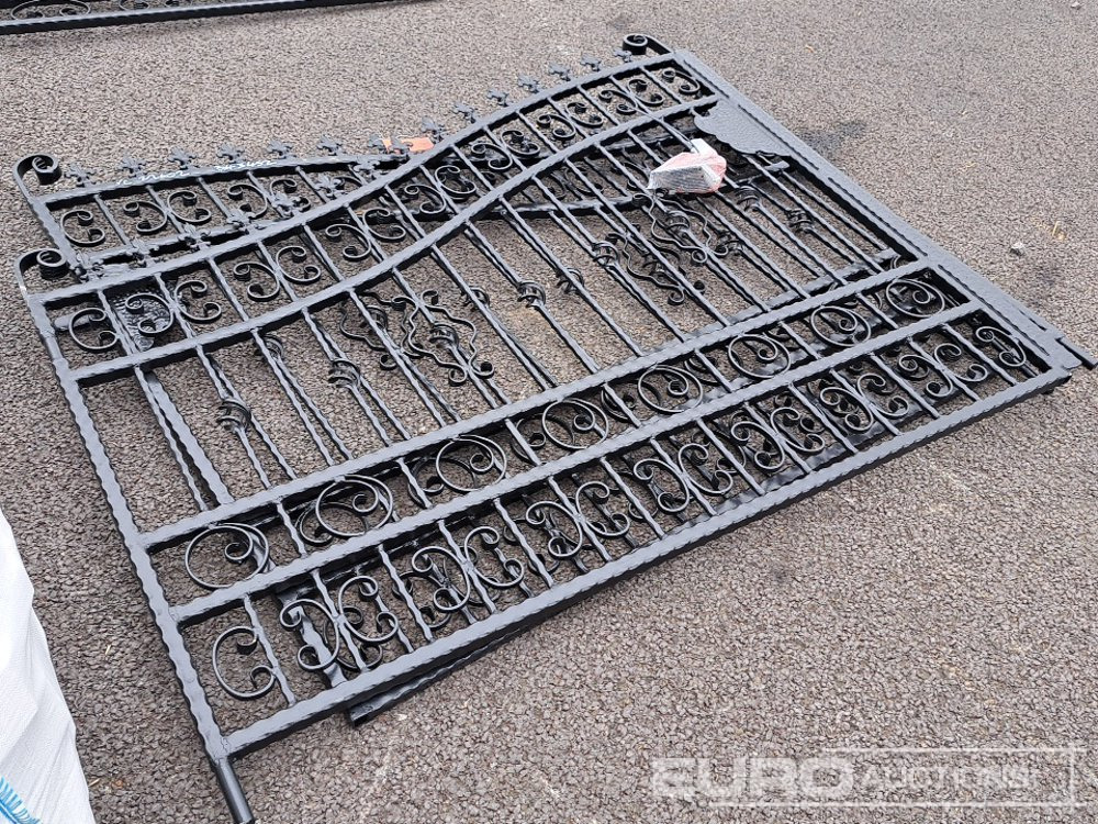 12' x 5' 2" Decorative Driveway Gates & Brackets - Agricultural machinery: picture 1 12' x 5' 2" Decorative Driveway Gates & Brackets - Agricultural machinery: picture 1