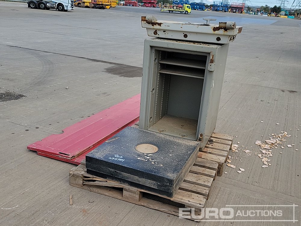 Aluminium Dropside Side Panels (2 of), Hiab Outrigger Feet (3 of), Chubb Key Safe - Construction equipment: picture 1 Aluminium Dropside Side Panels (2 of), Hiab Outrigger Feet (3 of), Chubb Key Safe - Construction equipment: picture 1