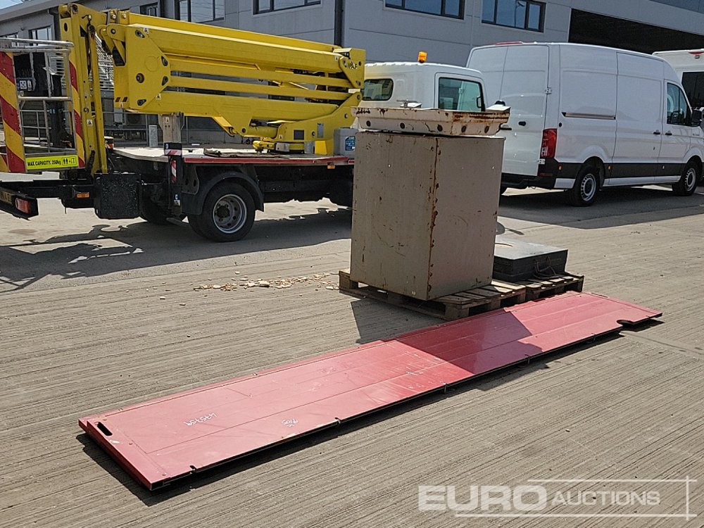 Aluminium Dropside Side Panels (2 of), Hiab Outrigger Feet (3 of), Chubb Key Safe - Construction equipment: picture 5 Aluminium Dropside Side Panels (2 of), Hiab Outrigger Feet (3 of), Chubb Key Safe - Construction equipment: picture 5