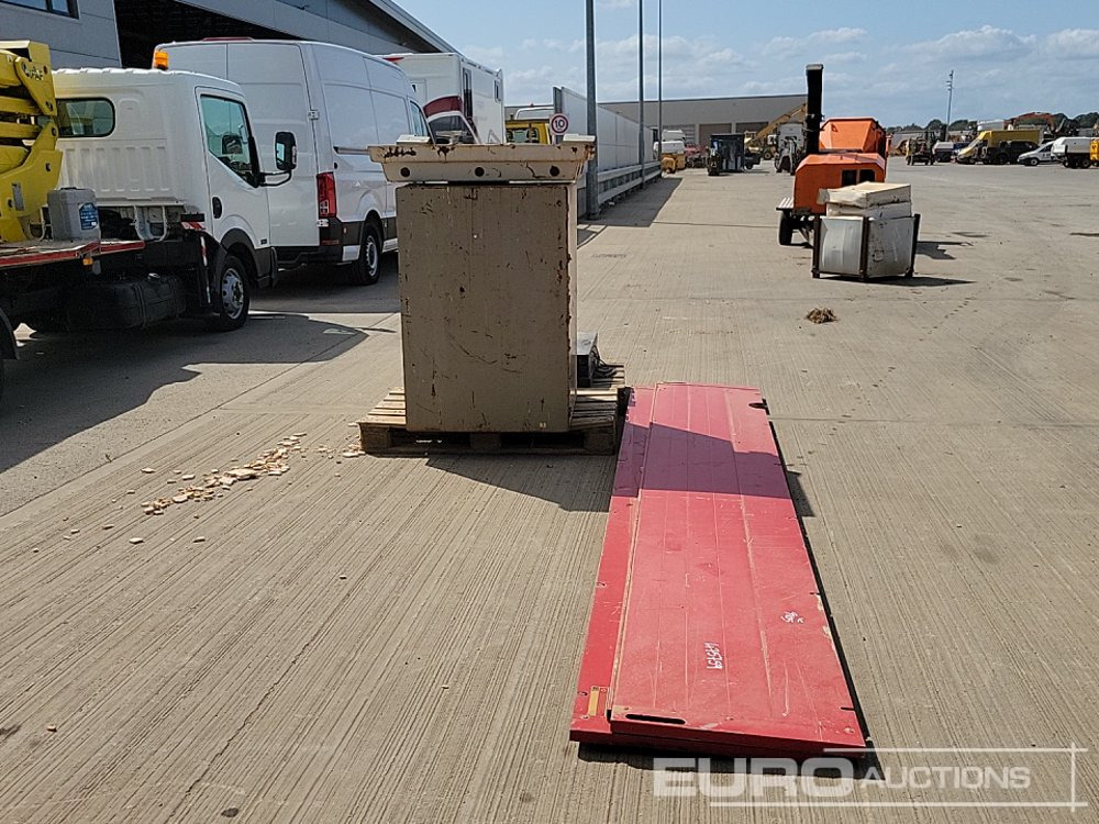 Aluminium Dropside Side Panels (2 of), Hiab Outrigger Feet (3 of), Chubb Key Safe - Construction equipment: picture 4 Aluminium Dropside Side Panels (2 of), Hiab Outrigger Feet (3 of), Chubb Key Safe - Construction equipment: picture 4