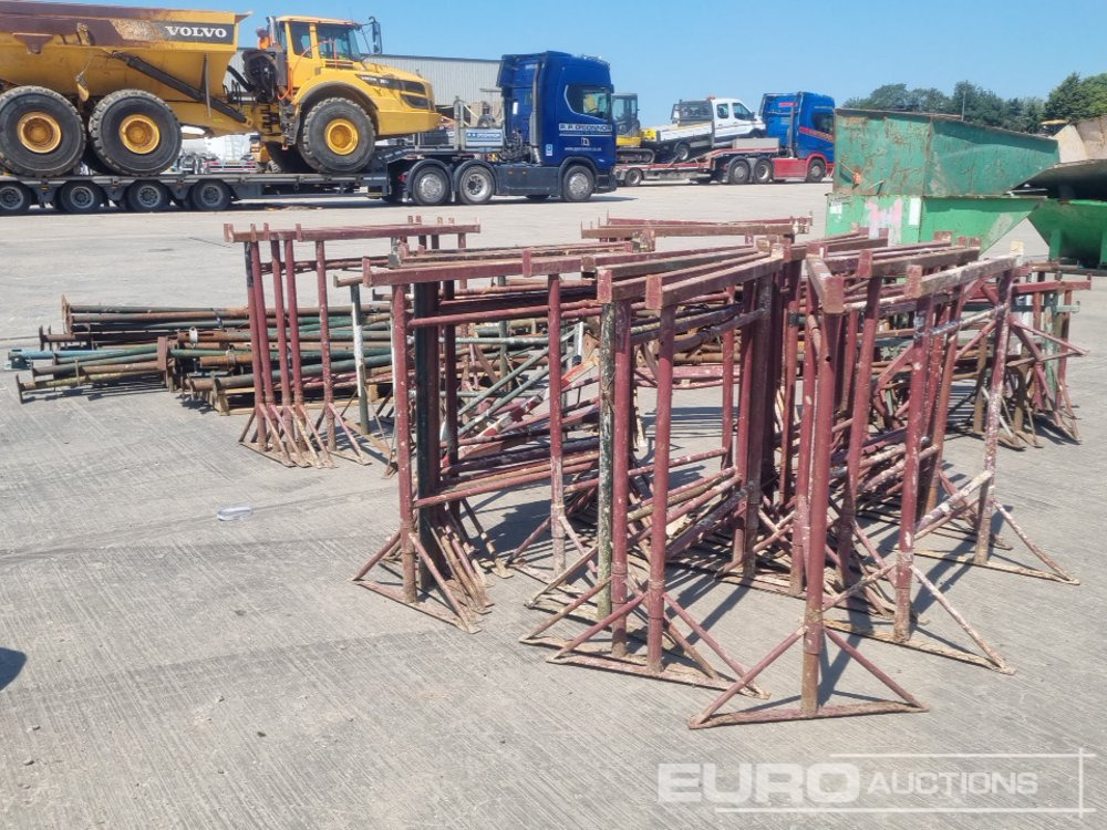 Bundle of Trestles (3 of), Bundle of Acro Props (4 of) - Construction equipment: picture 3 Bundle of Trestles (3 of), Bundle of Acro Props (4 of) - Construction equipment: picture 3