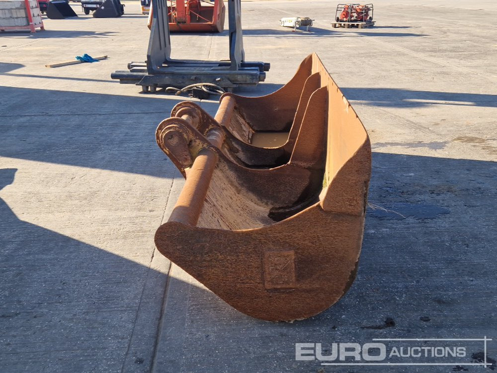 CAT 94" Ditching Bucket 80mm Pin to suit 20 Ton Excavator - Bucket: picture 4 CAT 94" Ditching Bucket 80mm Pin to suit 20 Ton Excavator - Bucket: picture 4