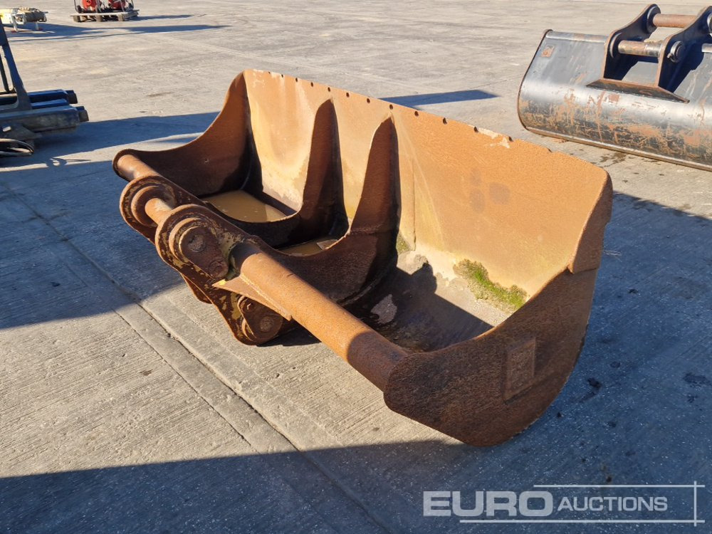 CAT 94" Ditching Bucket 80mm Pin to suit 20 Ton Excavator - Bucket: picture 3 CAT 94" Ditching Bucket 80mm Pin to suit 20 Ton Excavator - Bucket: picture 3