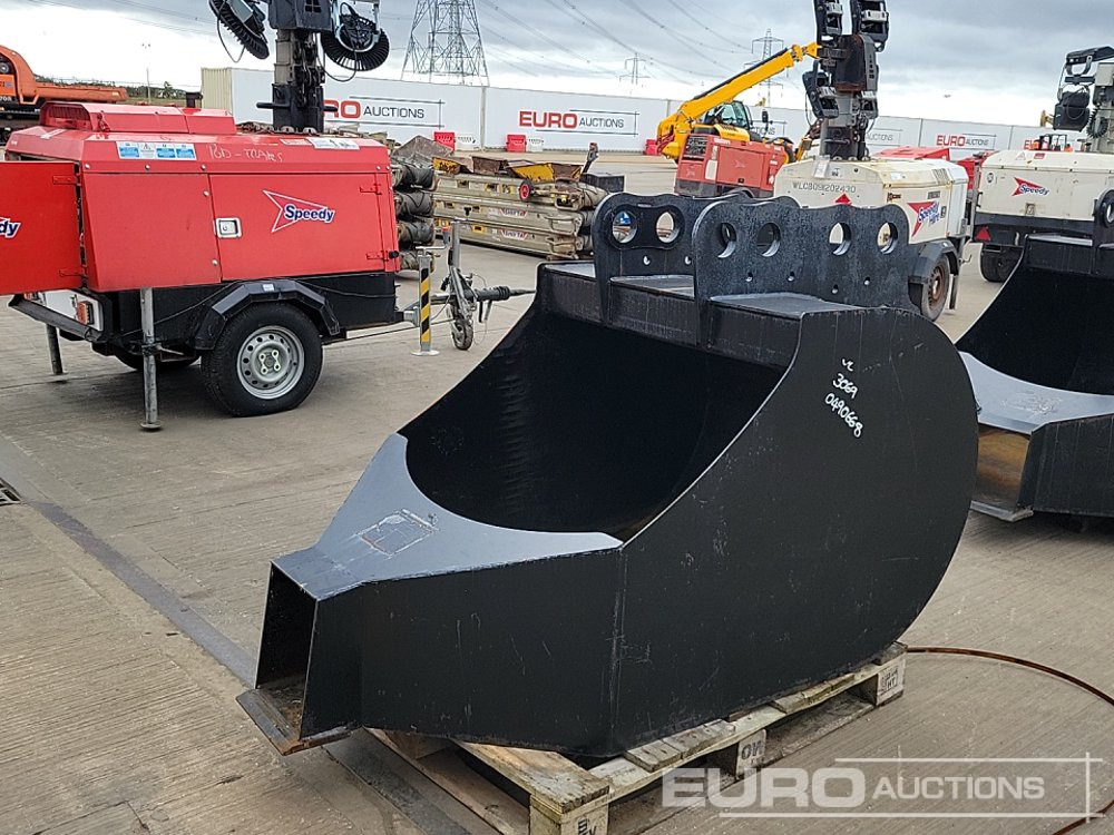 Concrete Pouring Bucket 80mm Pin to suit 20 Ton Excavator - Bucket: picture 1 Concrete Pouring Bucket 80mm Pin to suit 20 Ton Excavator - Bucket: picture 1