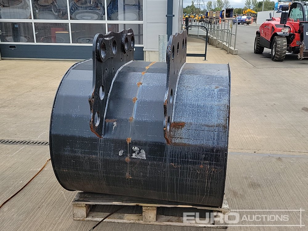 Concrete Pouring Bucket 80mm Pin to suit 20 Ton Excavator - Bucket: picture 4 Concrete Pouring Bucket 80mm Pin to suit 20 Ton Excavator - Bucket: picture 4