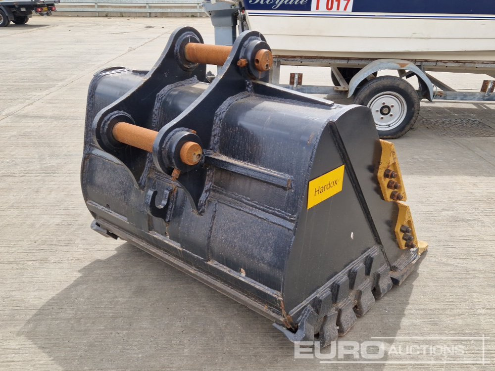 Hardox 60" Digging Bucket 80mm Pin to suit 20 Ton Excavator - Bucket: picture 5 Hardox 60" Digging Bucket 80mm Pin to suit 20 Ton Excavator - Bucket: picture 5