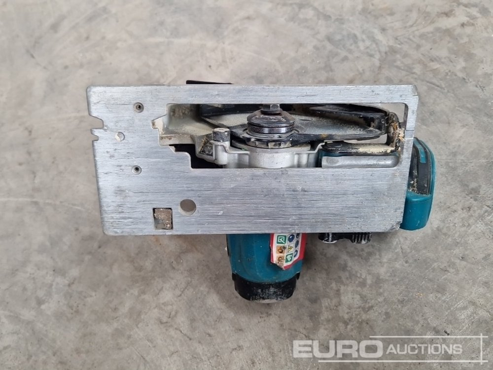 Makita BSS610 18 Volt Cordless Circular Saw (Body & Case Only) - Construction equipment: picture 5 Makita BSS610 18 Volt Cordless Circular Saw (Body & Case Only) - Construction equipment: picture 5