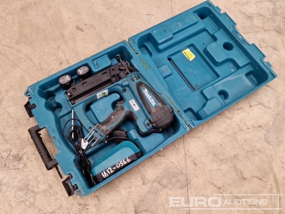 Makita GF600 7.2 Volt Nailer, 2 Batteys, Charger - Construction equipment: picture 2 Makita GF600 7.2 Volt Nailer, 2 Batteys, Charger - Construction equipment: picture 2