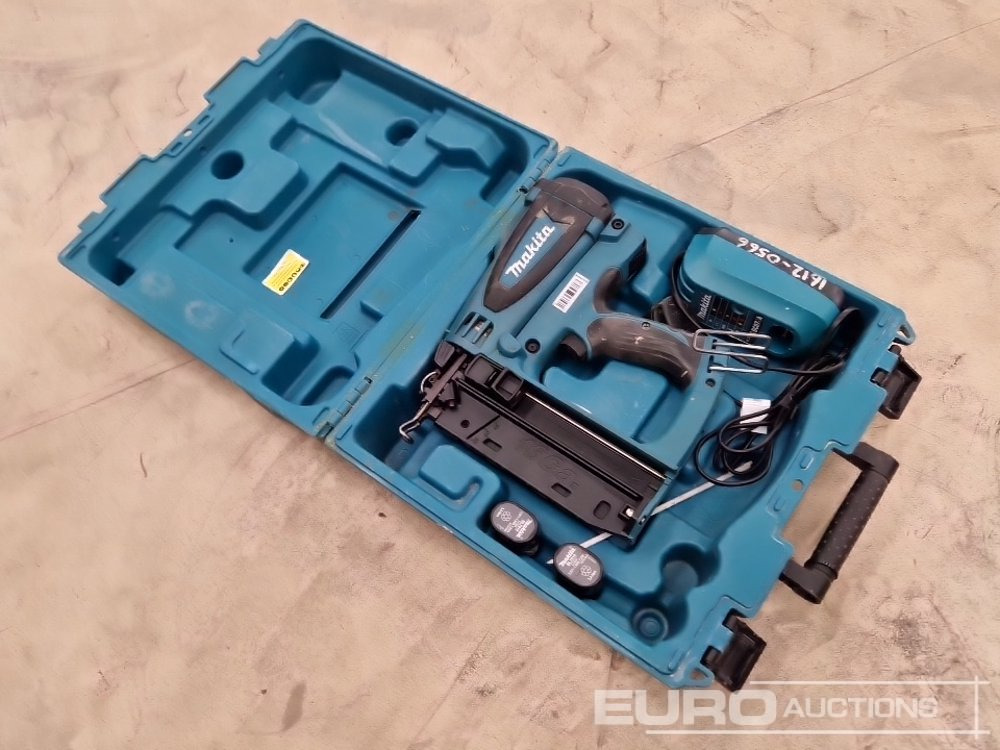 Makita GF600 7.2 Volt Nailer, 2 Batteys, Charger - Construction equipment: picture 1 Makita GF600 7.2 Volt Nailer, 2 Batteys, Charger - Construction equipment: picture 1