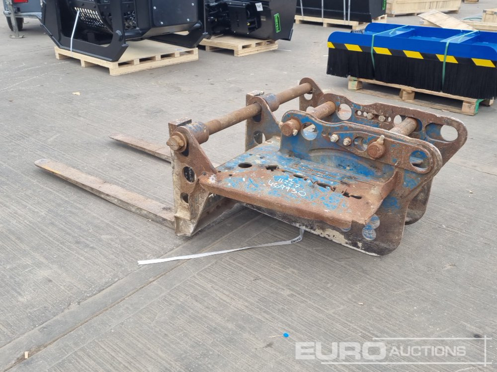 Conquip Pallet Forks 65mm Pin to suit 13 Ton Excavator - Material handling equipment: picture 3 Conquip Pallet Forks 65mm Pin to suit 13 Ton Excavator - Material handling equipment: picture 3