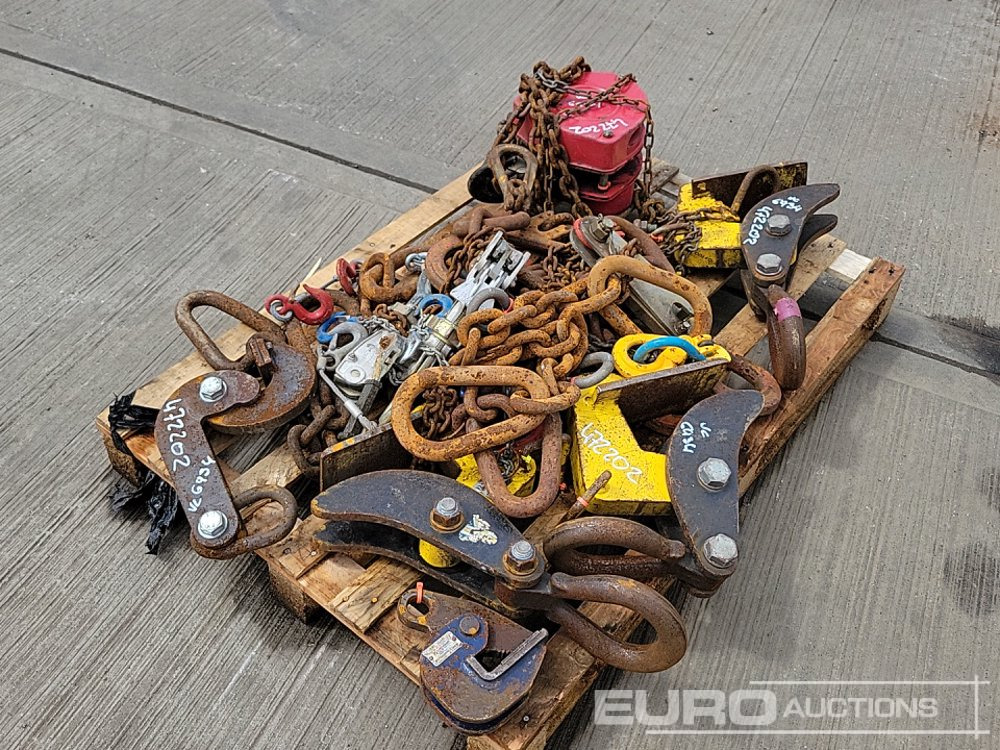 Selection of Lifting Chains, Blocks & Hooks (2 Pallets of) - Material handling equipment: picture 3 Selection of Lifting Chains, Blocks & Hooks (2 Pallets of) - Material handling equipment: picture 3