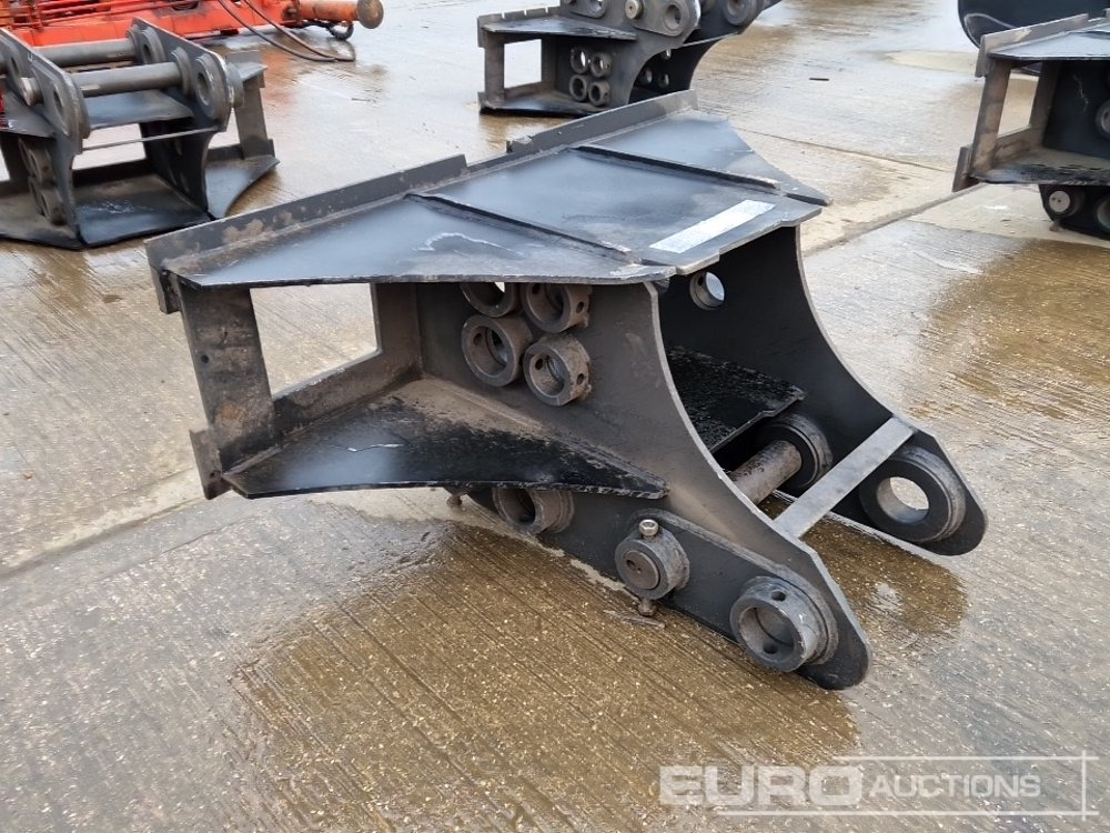 Unused Fork Carriage 65/80mm Pin to suit 13/20 Ton Excavator - Material handling equipment: picture 3 Unused Fork Carriage 65/80mm Pin to suit 13/20 Ton Excavator - Material handling equipment: picture 3