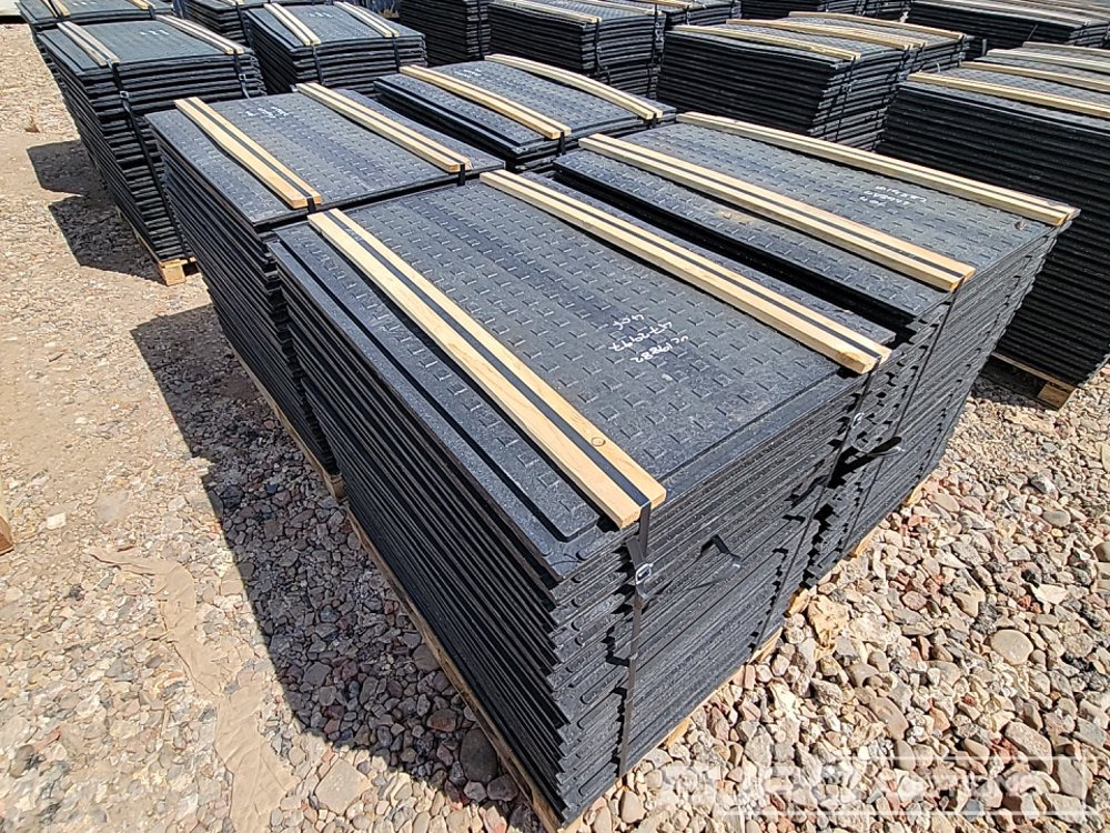 Unused Pallet of Rubber Road Plates (4 of) - Connectable - Other machinery: picture 1 Unused Pallet of Rubber Road Plates (4 of) - Connectable - Other machinery: picture 1