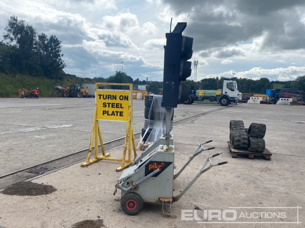 Pike Traffic Light Set - Construction equipment: picture 2 Pike Traffic Light Set - Construction equipment: picture 2