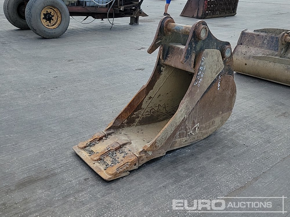 Rhinox 24" Digging Bucket 80mm Pin to suit 20 Ton Excavator - Bucket: picture 1 Rhinox 24" Digging Bucket 80mm Pin to suit 20 Ton Excavator - Bucket: picture 1