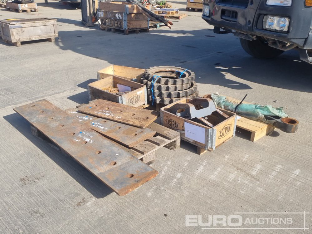 70", 30", 24", 24" Cutting Edge to suit Bucket, Track Guide (2 of), Pallet of Brake Pads, Komatsu Suspension Link, Spocket (4 of), Shear Blade (2 of), - Spare parts: picture 1 70", 30", 24", 24" Cutting Edge to suit Bucket, Track Guide (2 of), Pallet of Brake Pads, Komatsu Suspension Link, Spocket (4 of), Shear Blade (2 of), - Spare parts: picture 1
