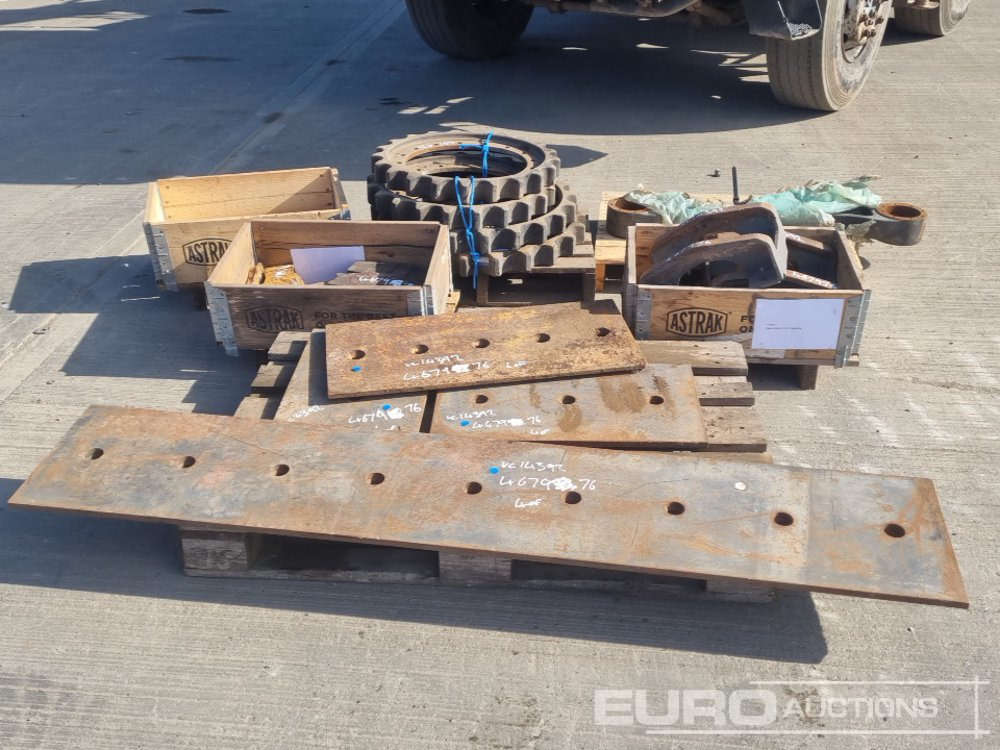 70", 30", 24", 24" Cutting Edge to suit Bucket, Track Guide (2 of), Pallet of Brake Pads, Komatsu Suspension Link, Spocket (4 of), Shear Blade (2 of), - Spare parts: picture 5 70", 30", 24", 24" Cutting Edge to suit Bucket, Track Guide (2 of), Pallet of Brake Pads, Komatsu Suspension Link, Spocket (4 of), Shear Blade (2 of), - Spare parts: picture 5