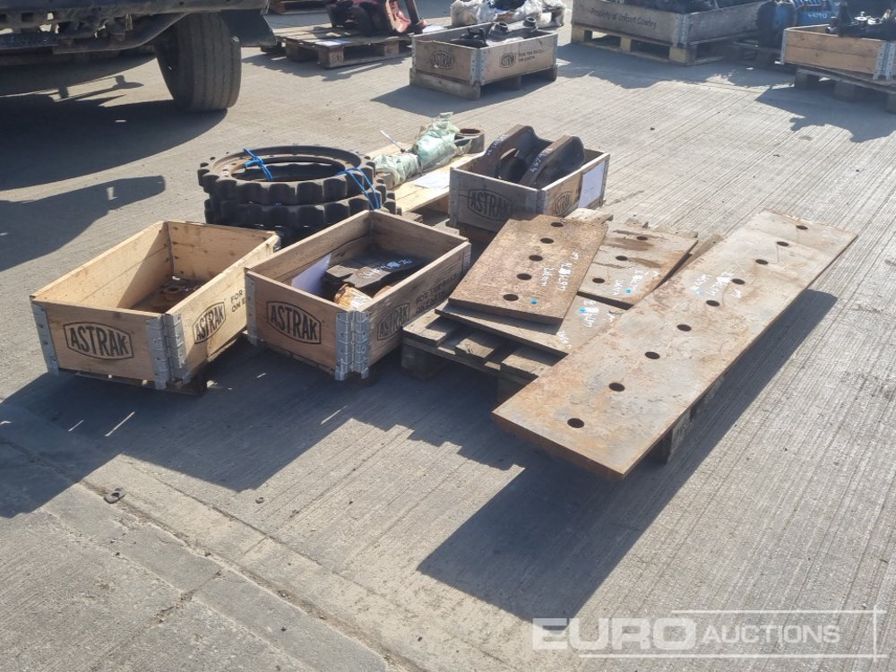 70", 30", 24", 24" Cutting Edge to suit Bucket, Track Guide (2 of), Pallet of Brake Pads, Komatsu Suspension Link, Spocket (4 of), Shear Blade (2 of), - Spare parts: picture 4 70", 30", 24", 24" Cutting Edge to suit Bucket, Track Guide (2 of), Pallet of Brake Pads, Komatsu Suspension Link, Spocket (4 of), Shear Blade (2 of), - Spare parts: picture 4