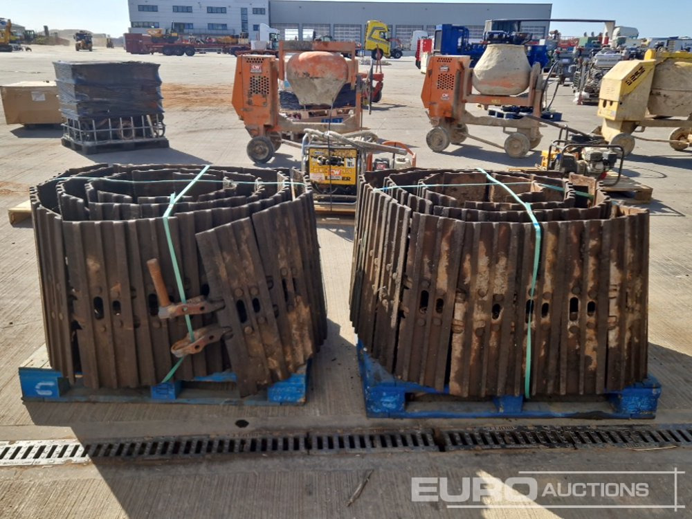 700mm Steel Track Group to suit Hitachi ZX210 (2 of) - Spare parts: picture 4 700mm Steel Track Group to suit Hitachi ZX210 (2 of) - Spare parts: picture 4