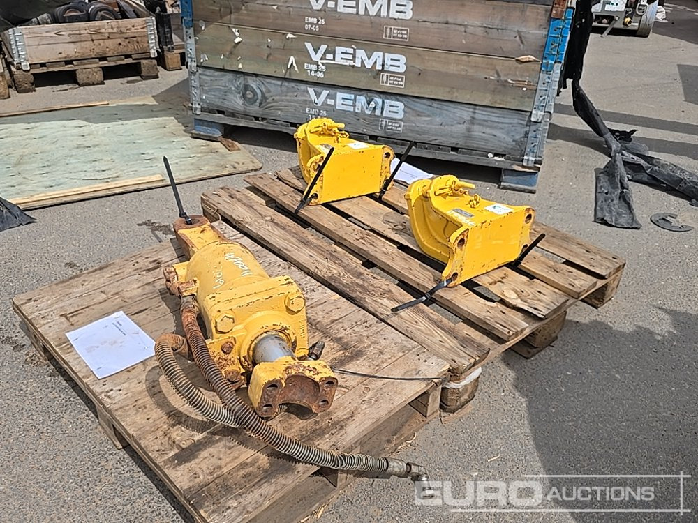 Komatsu Tow Hitch (2 of), CAT Dozer Blade Ram - Spare parts: picture 3 Komatsu Tow Hitch (2 of), CAT Dozer Blade Ram - Spare parts: picture 3