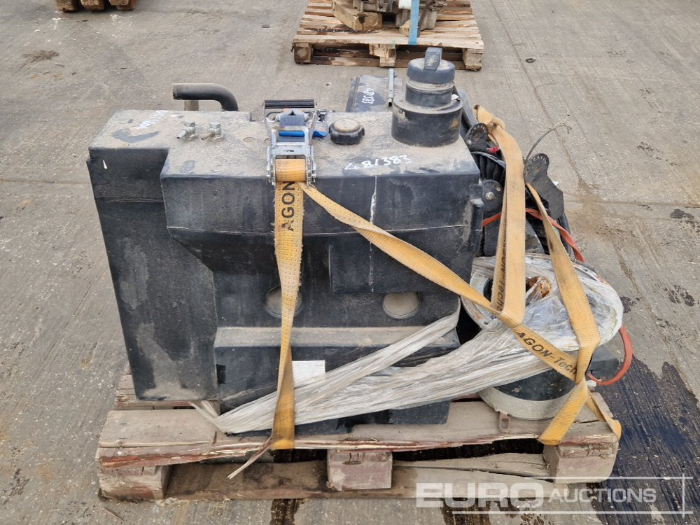 Kubota 3 Cylinder Engine, Fuel Tank, Selection of Parts - Spare parts: picture 4 Kubota 3 Cylinder Engine, Fuel Tank, Selection of Parts - Spare parts: picture 4