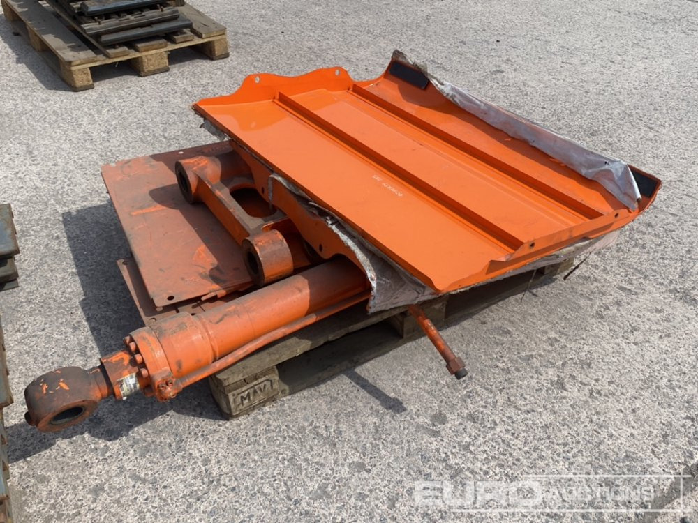 Panels, Ram & Linkage to suit Doosan Excavator - Spare parts: picture 2 Panels, Ram & Linkage to suit Doosan Excavator - Spare parts: picture 2