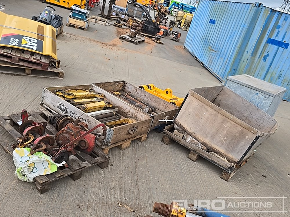 Taarup Mower Gearbox (2 of), Pallet of Tipping/Bucket Links, Pallet of Bucket Pins, JCB Bucket Link, Pallet of Bushes, Steel Vault, Chain Pullers - Spare parts: picture 1 Taarup Mower Gearbox (2 of), Pallet of Tipping/Bucket Links, Pallet of Bucket Pins, JCB Bucket Link, Pallet of Bushes, Steel Vault, Chain Pullers - Spare parts: picture 1