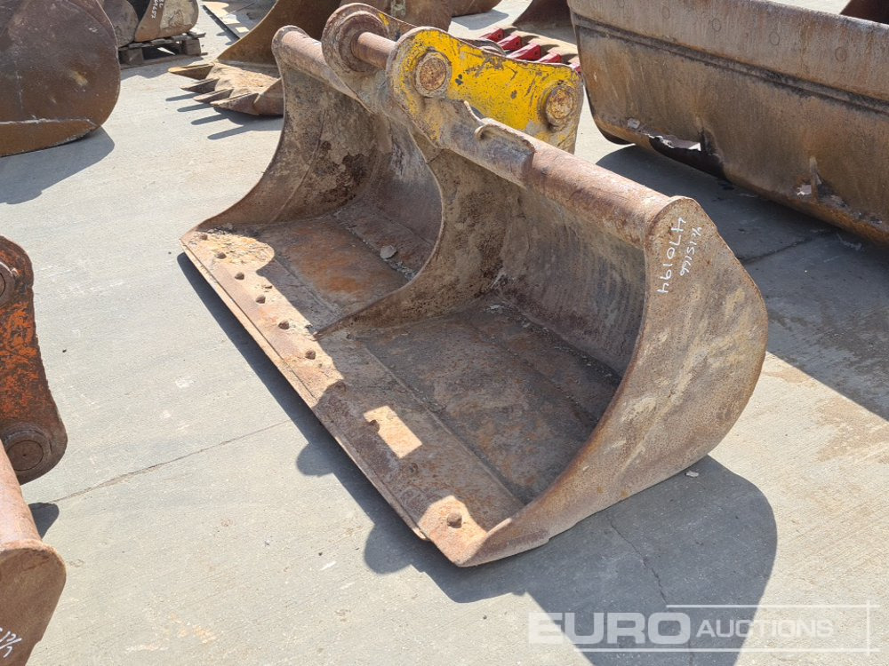 Strickland 84" Ditching Bucket 80mm Pin to suit 20 Ton Excavator - Bucket: picture 1 Strickland 84" Ditching Bucket 80mm Pin to suit 20 Ton Excavator - Bucket: picture 1
