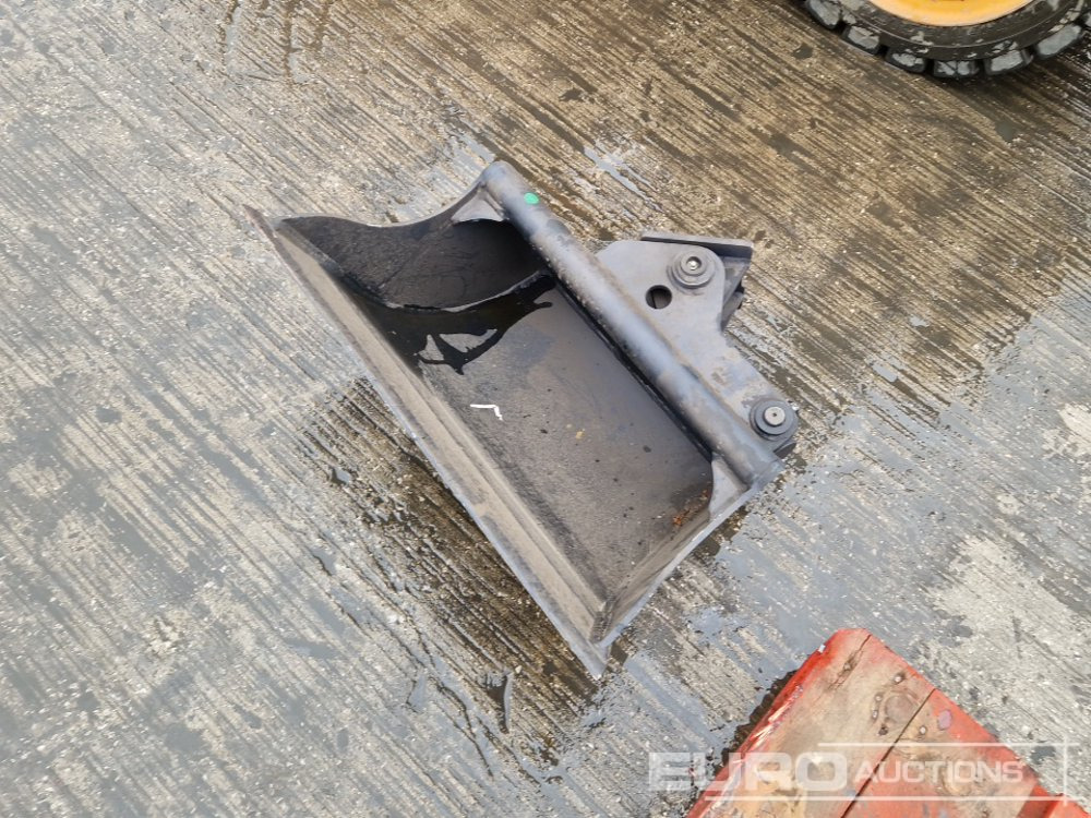 Unused Hard Life 28" Hydraulic Tilting Bucket - Bucket: picture 1 Unused Hard Life 28" Hydraulic Tilting Bucket - Bucket: picture 1