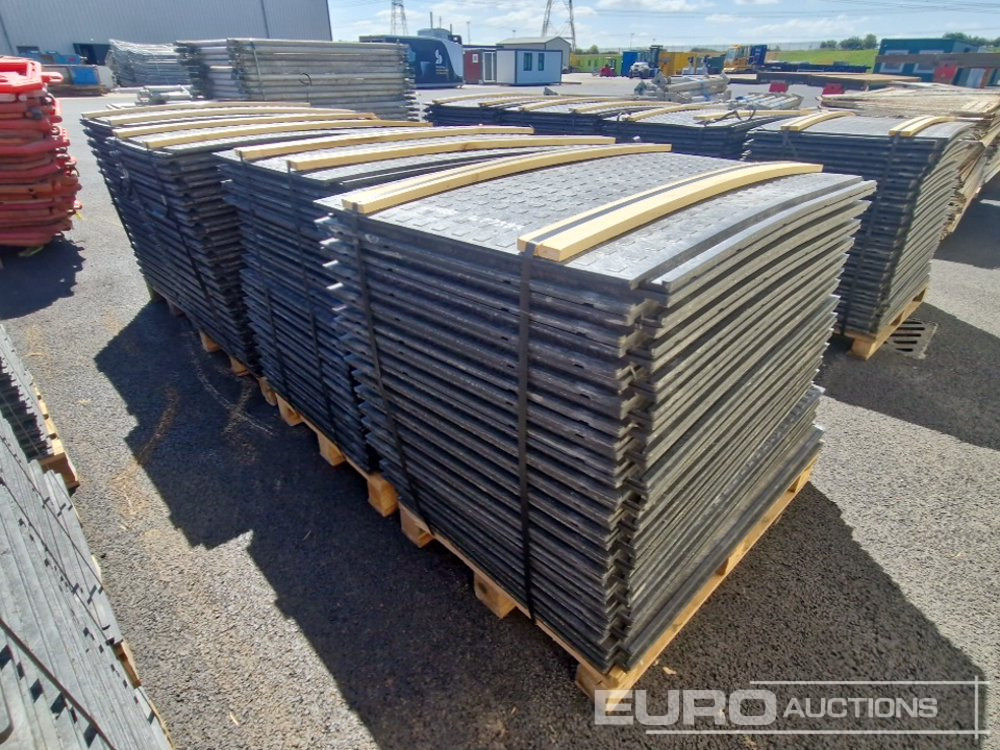 Unused Pallet of Rubber Road Plates (4 of) - Connectable - Construction equipment: picture 2 Unused Pallet of Rubber Road Plates (4 of) - Connectable - Construction equipment: picture 2