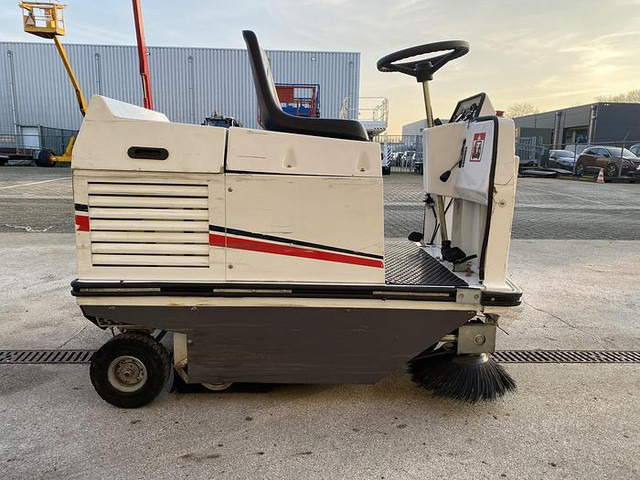 Dulevo 75 EH, Veegmachine - Road sweeper: picture 4 Dulevo 75 EH, Veegmachine - Road sweeper: picture 4