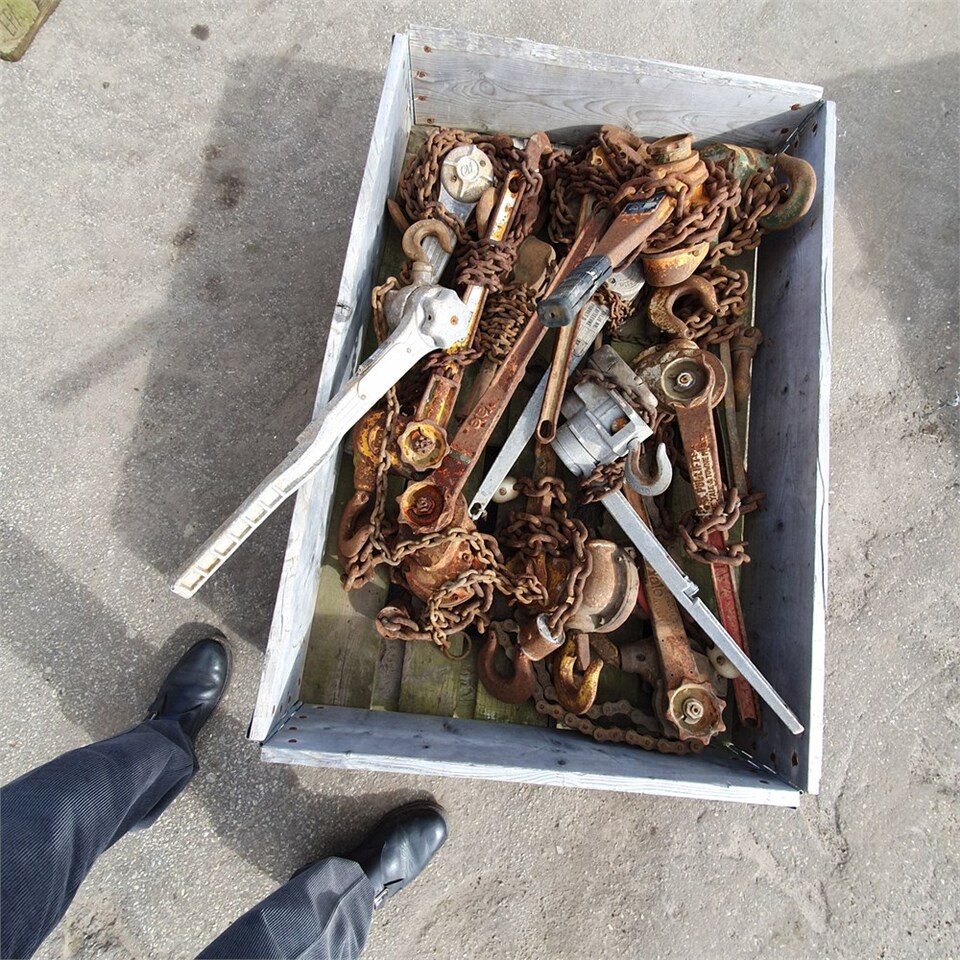 ABC 3 stk. paller med diverse kæder og taljer - Construction equipment: picture 2 ABC 3 stk. paller med diverse kæder og taljer - Construction equipment: picture 2