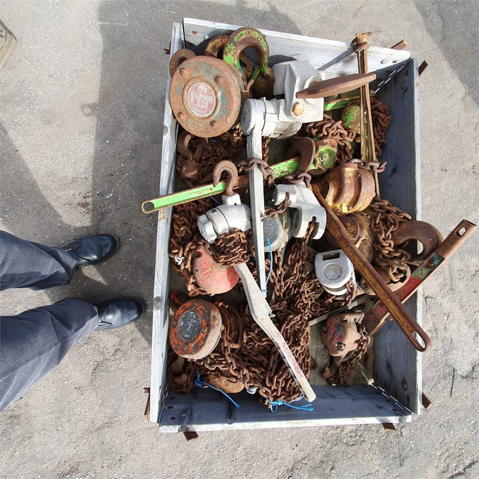 ABC 3 stk. paller med diverse kæder og taljer - Construction equipment: picture 1 ABC 3 stk. paller med diverse kæder og taljer - Construction equipment: picture 1