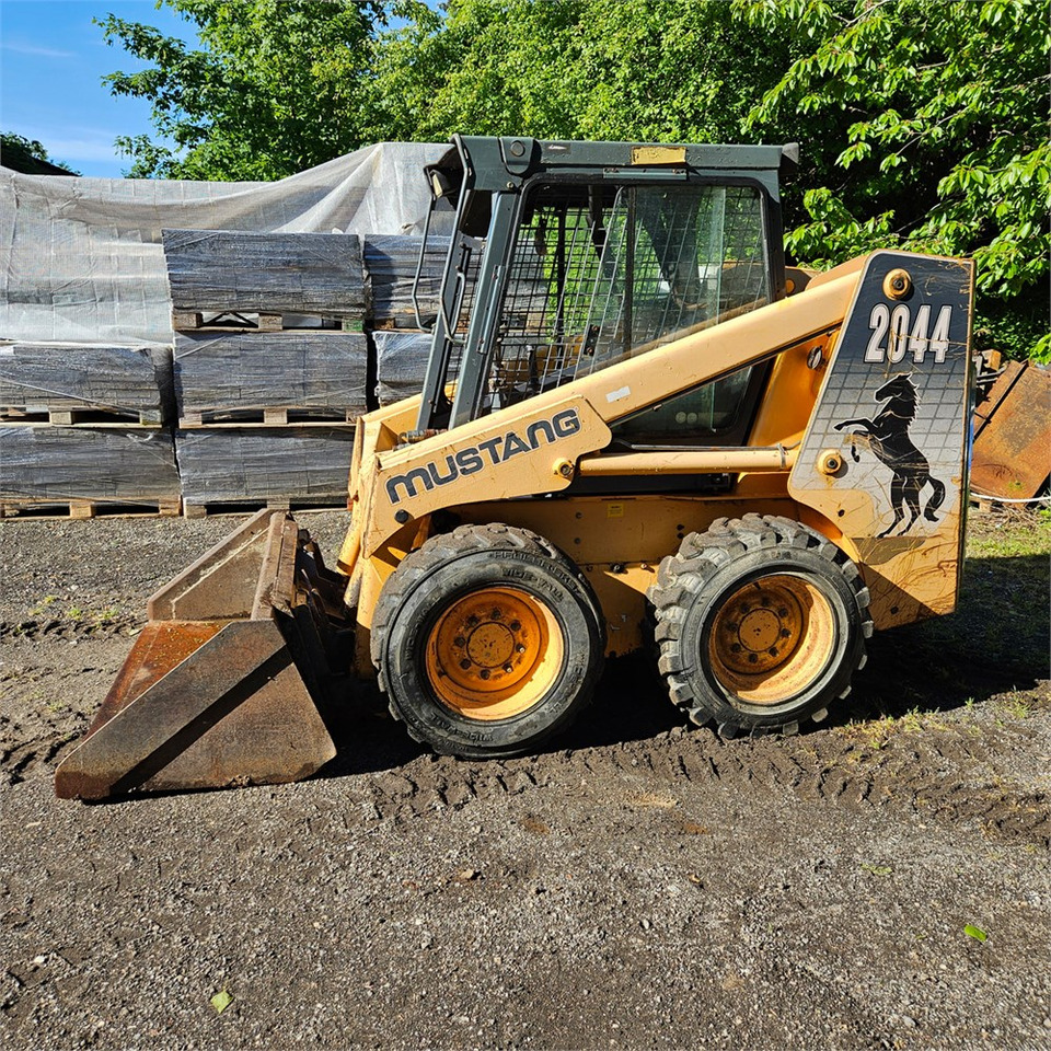 Bobcat Mustang 2044 - Skid steer loader: picture 2 Bobcat Mustang 2044 - Skid steer loader: picture 2