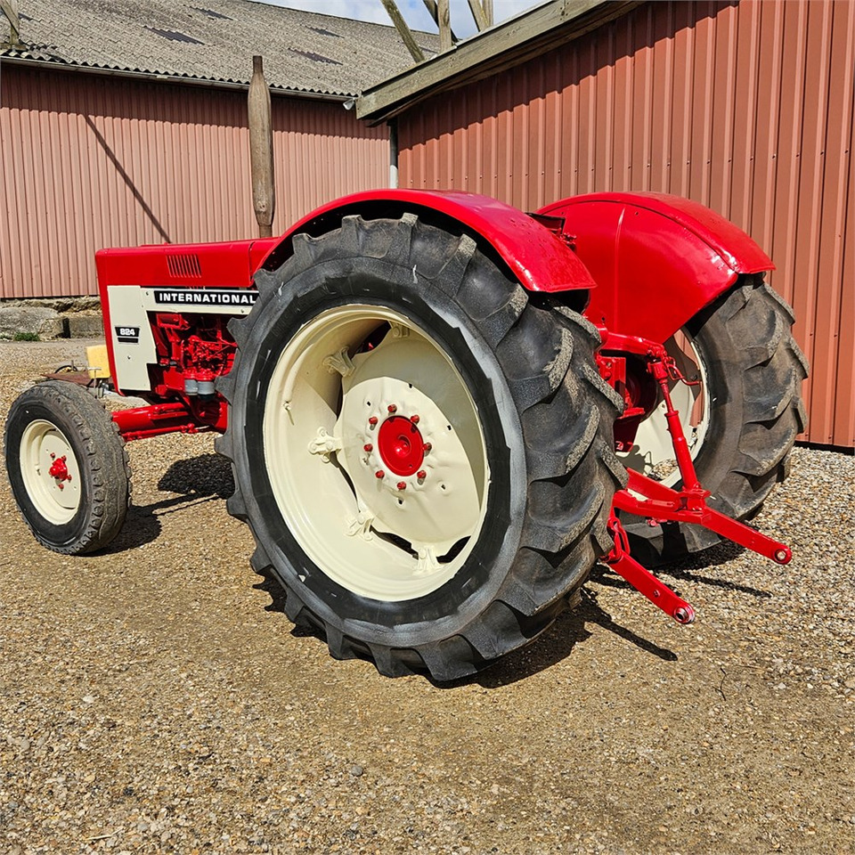 IH 824 - Farm tractor: picture 3 IH 824 - Farm tractor: picture 3