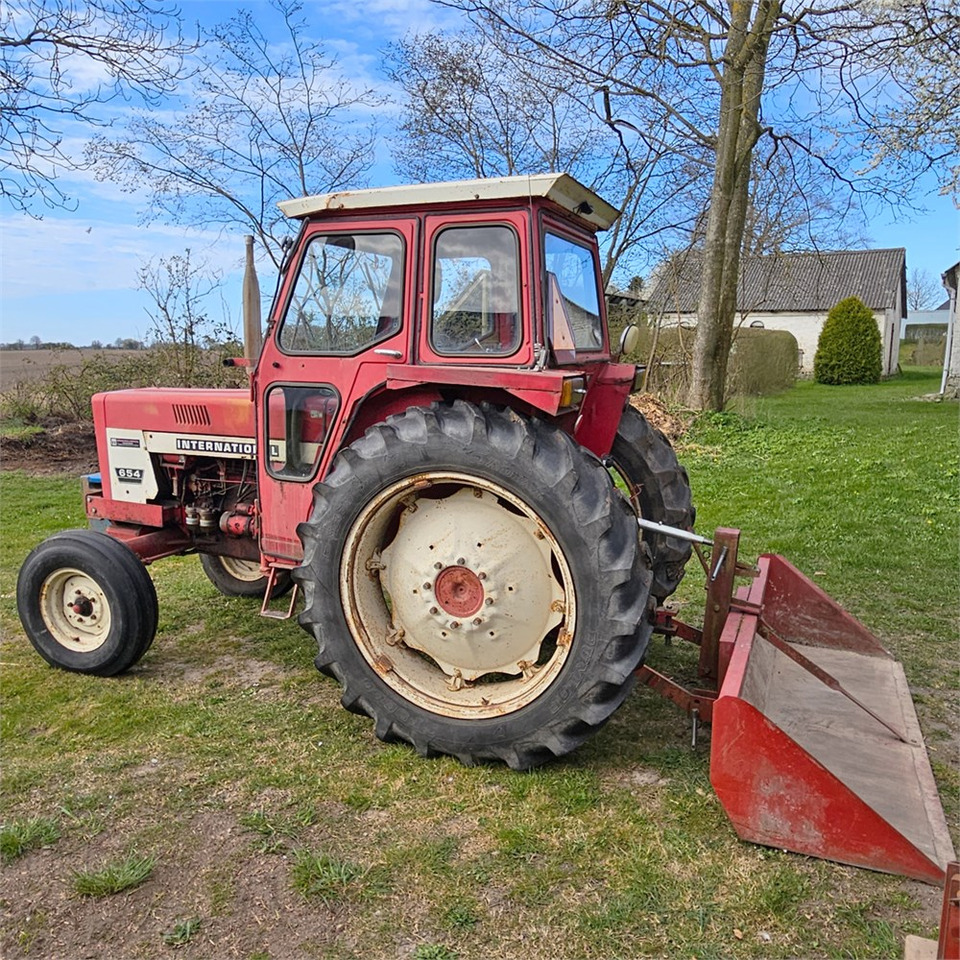 International IH 654 - Farm tractor: picture 3 International IH 654 - Farm tractor: picture 3